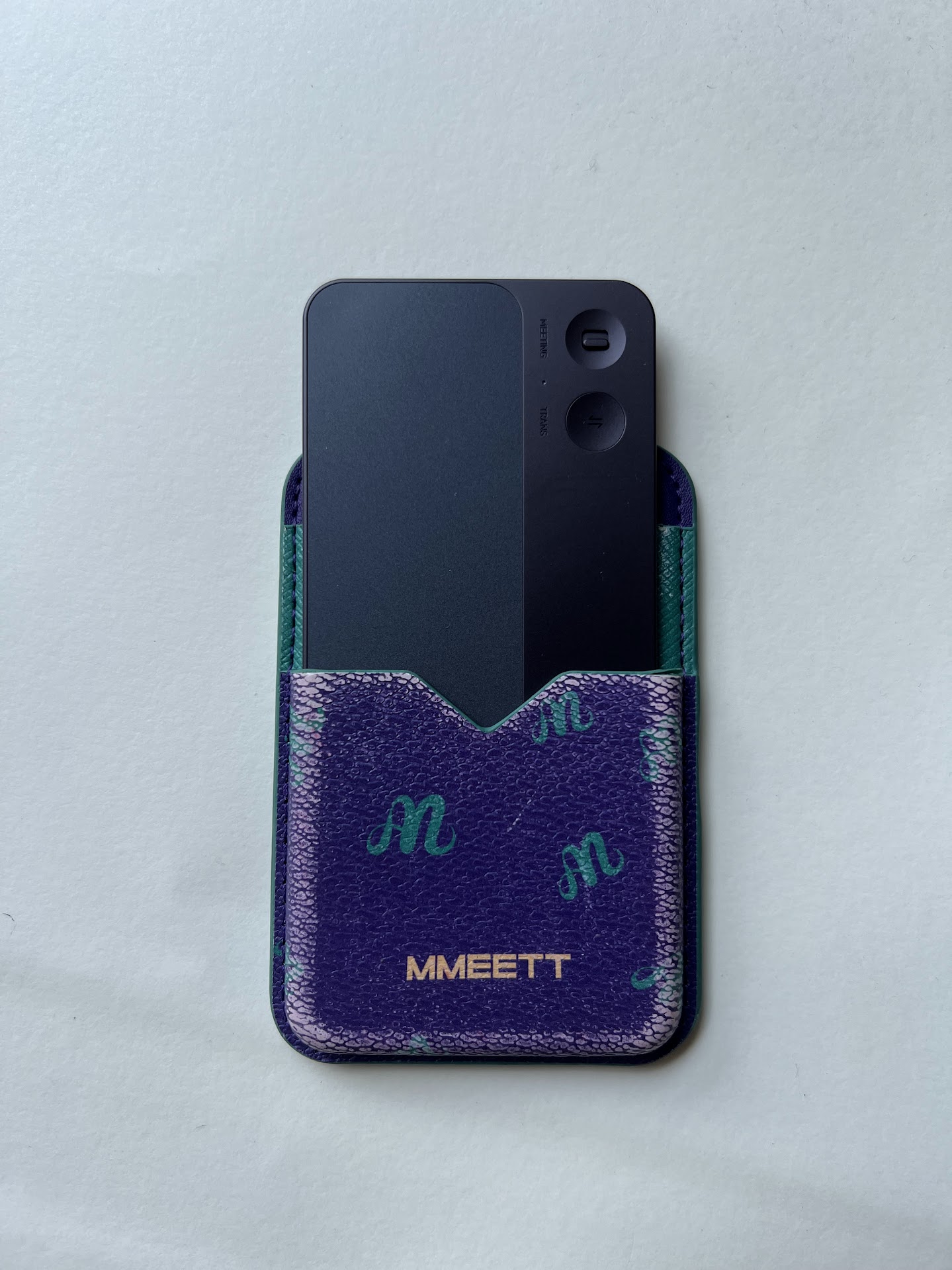 MMEETT AI 名片實體卡搭配手機使用示意圖